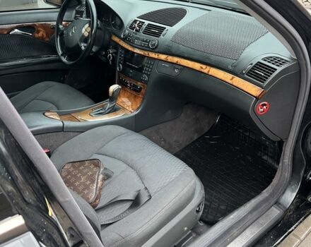 Черный Мерседес Е-Класс, объемом двигателя 2.2 л и пробегом 298 тыс. км за 2650 $, фото 5 на Automoto.ua