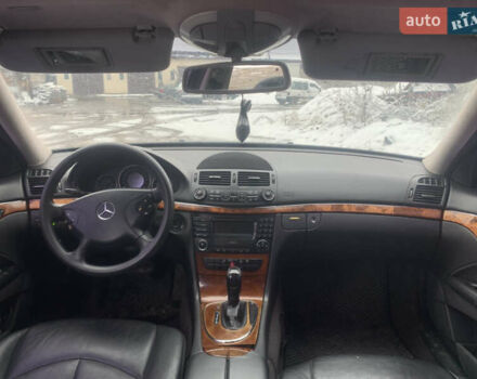 Черный Мерседес Е-Класс, объемом двигателя 2.2 л и пробегом 527 тыс. км за 4999 $, фото 9 на Automoto.ua