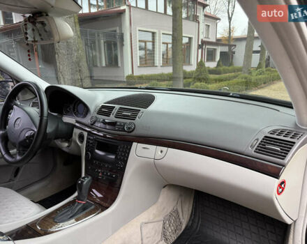 Черный Мерседес Е-Класс, объемом двигателя 2.2 л и пробегом 350 тыс. км за 5499 $, фото 11 на Automoto.ua