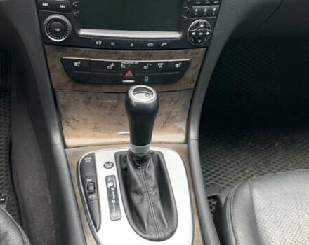 Чорний Мерседес Е-Клас, об'ємом двигуна 4.97 л та пробігом 351 тис. км за 9000 $, фото 16 на Automoto.ua