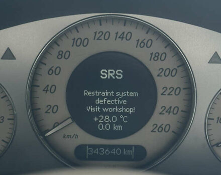 Черный Мерседес Е-Класс, объемом двигателя 2.6 л и пробегом 346 тыс. км за 6400 $, фото 17 на Automoto.ua