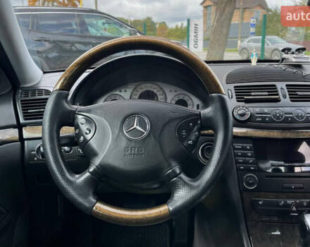 Черный Мерседес Е-Класс, объемом двигателя 1.8 л и пробегом 330 тыс. км за 9000 $, фото 10 на Automoto.ua
