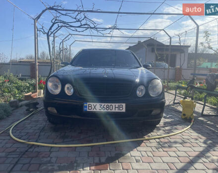 Черный Мерседес Е-Класс, объемом двигателя 2.2 л и пробегом 296 тыс. км за 6900 $, фото 1 на Automoto.ua