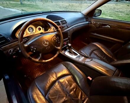 Черный Мерседес Е-Класс, объемом двигателя 3.2 л и пробегом 300 тыс. км за 4800 $, фото 6 на Automoto.ua