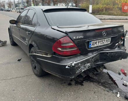 Черный Мерседес Е-Класс, объемом двигателя 2.2 л и пробегом 388 тыс. км за 3400 $, фото 12 на Automoto.ua