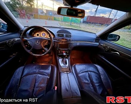 Черный Мерседес Е-Класс, объемом двигателя 3.2 л и пробегом 300 тыс. км за 4800 $, фото 4 на Automoto.ua