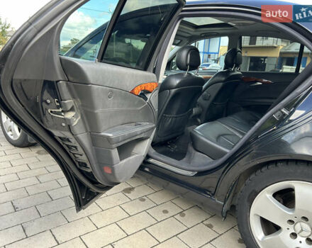 Черный Мерседес Е-Класс, объемом двигателя 3.2 л и пробегом 425 тыс. км за 5299 $, фото 25 на Automoto.ua