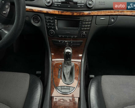 Черный Мерседес Е-Класс, объемом двигателя 1.8 л и пробегом 220 тыс. км за 6750 $, фото 29 на Automoto.ua