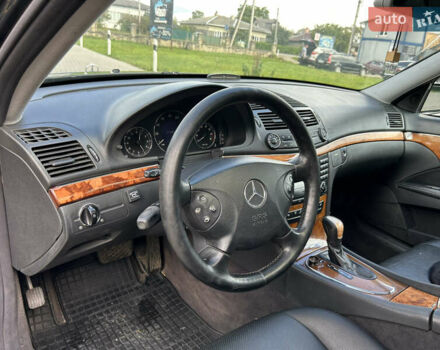 Черный Мерседес Е-Класс, объемом двигателя 3.2 л и пробегом 425 тыс. км за 5299 $, фото 24 на Automoto.ua