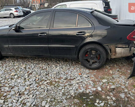 Черный Мерседес Е-Класс, объемом двигателя 2.2 л и пробегом 388 тыс. км за 3400 $, фото 6 на Automoto.ua