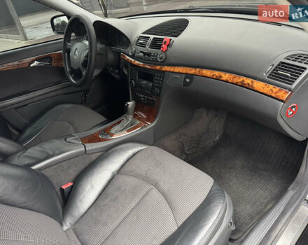 Черный Мерседес Е-Класс, объемом двигателя 1.8 л и пробегом 220 тыс. км за 6750 $, фото 24 на Automoto.ua