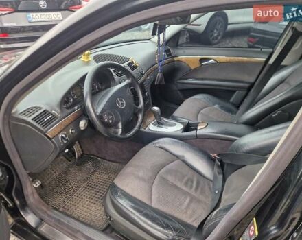 Черный Мерседес Е-Класс, объемом двигателя 2.15 л и пробегом 299 тыс. км за 4999 $, фото 3 на Automoto.ua