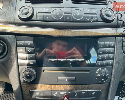 Черный Мерседес Е-Класс, объемом двигателя 1.8 л и пробегом 330 тыс. км за 9000 $, фото 12 на Automoto.ua