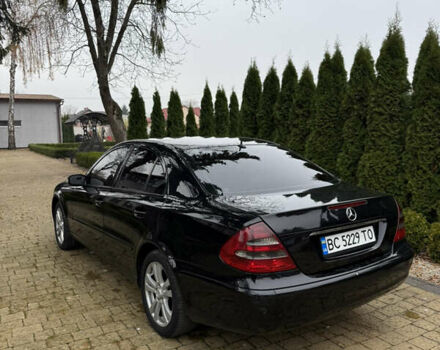 Черный Мерседес Е-Класс, объемом двигателя 2.2 л и пробегом 350 тыс. км за 5499 $, фото 4 на Automoto.ua