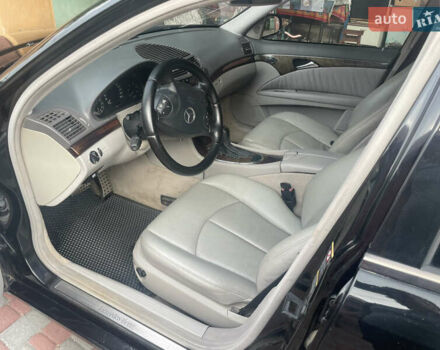 Черный Мерседес Е-Класс, объемом двигателя 2.2 л и пробегом 296 тыс. км за 6900 $, фото 11 на Automoto.ua