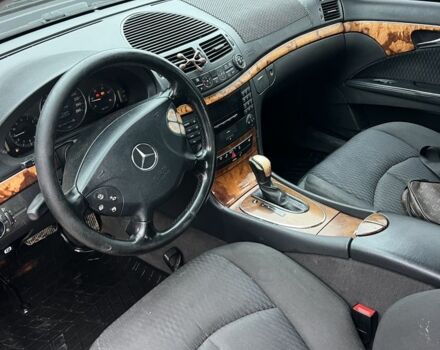 Черный Мерседес Е-Класс, объемом двигателя 2.2 л и пробегом 298 тыс. км за 2650 $, фото 7 на Automoto.ua