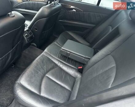 Черный Мерседес Е-Класс, объемом двигателя 3.2 л и пробегом 300 тыс. км за 7500 $, фото 6 на Automoto.ua