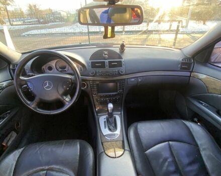 Черный Мерседес Е-Класс, объемом двигателя 2.6 л и пробегом 220 тыс. км за 4800 $, фото 4 на Automoto.ua