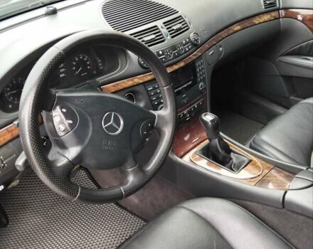 Черный Мерседес Е-Класс, объемом двигателя 1.8 л и пробегом 40 тыс. км за 5700 $, фото 6 на Automoto.ua