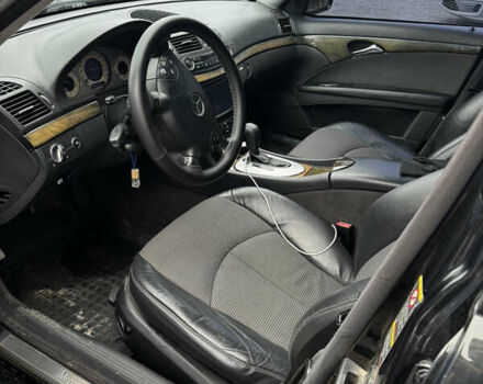 Черный Мерседес Е-Класс, объемом двигателя 3.22 л и пробегом 380 тыс. км за 8999 $, фото 6 на Automoto.ua