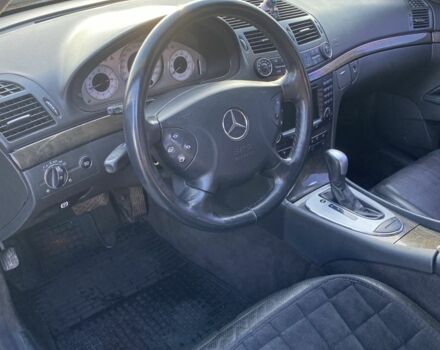 Черный Мерседес Е-Класс, объемом двигателя 2.6 л и пробегом 220 тыс. км за 4800 $, фото 7 на Automoto.ua