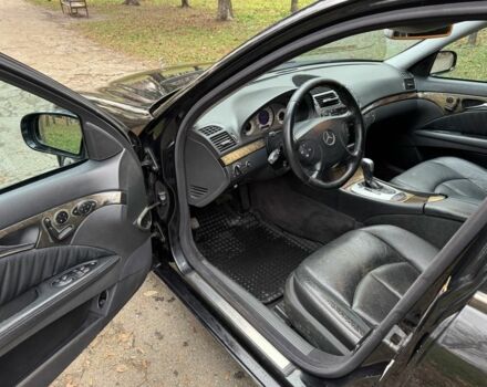 Черный Мерседес Е-Класс, объемом двигателя 3.2 л и пробегом 340 тыс. км за 2850 $, фото 9 на Automoto.ua