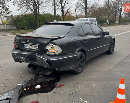 Черный Мерседес Е-Класс, объемом двигателя 2.2 л и пробегом 388 тыс. км за 3400 $, фото 11 на Automoto.ua