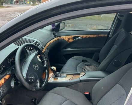 Черный Мерседес Е-Класс, объемом двигателя 2.2 л и пробегом 298 тыс. км за 2650 $, фото 6 на Automoto.ua