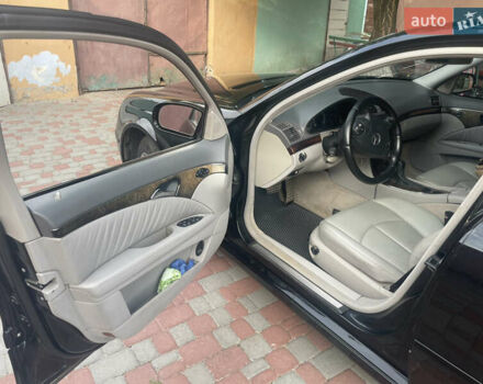 Черный Мерседес Е-Класс, объемом двигателя 2.2 л и пробегом 296 тыс. км за 6900 $, фото 12 на Automoto.ua