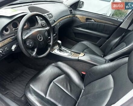 Черный Мерседес Е-Класс, объемом двигателя 3.2 л и пробегом 300 тыс. км за 7500 $, фото 4 на Automoto.ua