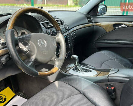 Черный Мерседес Е-Класс, объемом двигателя 1.8 л и пробегом 330 тыс. км за 9000 $, фото 7 на Automoto.ua