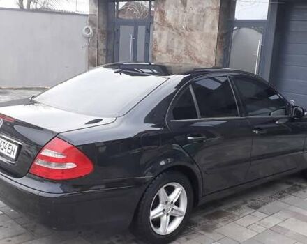 Черный Мерседес Е-Класс, объемом двигателя 3.2 л и пробегом 300 тыс. км за 6127 $, фото 3 на Automoto.ua
