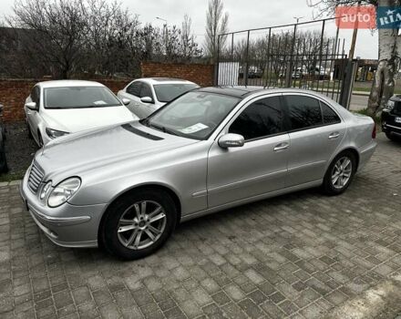 Черный Мерседес Е-Класс, объемом двигателя 3.2 л и пробегом 300 тыс. км за 7500 $, фото 2 на Automoto.ua