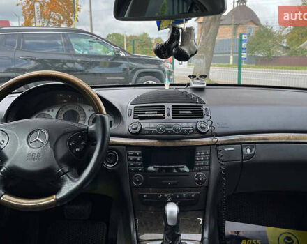 Черный Мерседес Е-Класс, объемом двигателя 1.8 л и пробегом 330 тыс. км за 9000 $, фото 9 на Automoto.ua
