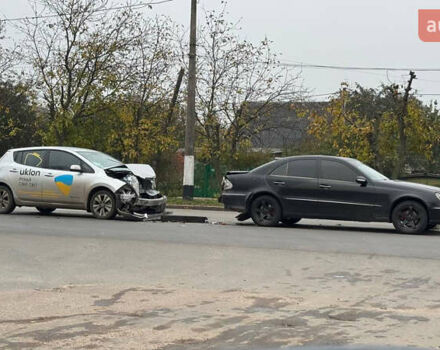 Черный Мерседес Е-Класс, объемом двигателя 2.2 л и пробегом 388 тыс. км за 3400 $, фото 10 на Automoto.ua