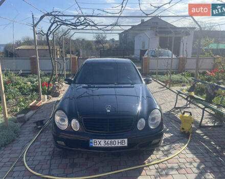 Черный Мерседес Е-Класс, объемом двигателя 2.2 л и пробегом 296 тыс. км за 6900 $, фото 2 на Automoto.ua