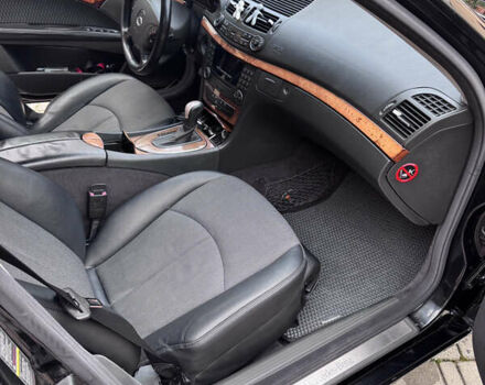 Черный Мерседес Е-Класс, объемом двигателя 3.2 л и пробегом 375 тыс. км за 8000 $, фото 11 на Automoto.ua