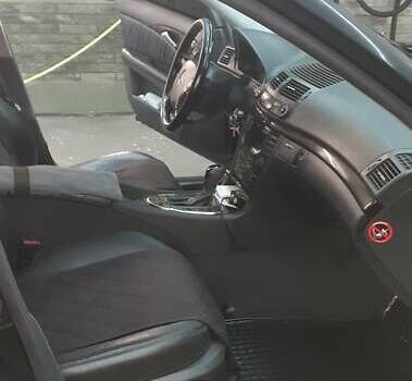 Черный Мерседес Е-Класс, объемом двигателя 3.2 л и пробегом 300 тыс. км за 6127 $, фото 1 на Automoto.ua