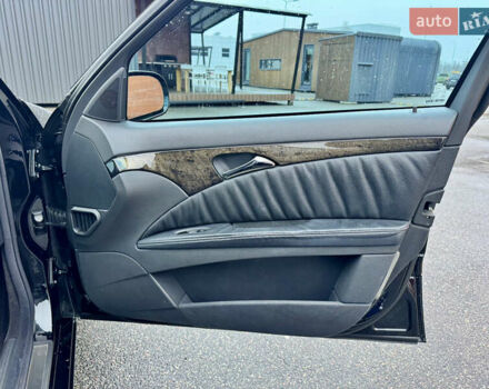 Черный Мерседес Е-Класс, объемом двигателя 3.2 л и пробегом 280 тыс. км за 5900 $, фото 16 на Automoto.ua