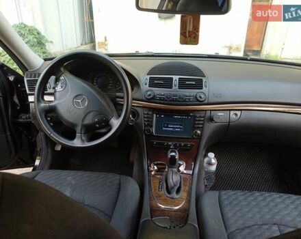 Черный Мерседес Е-Класс, объемом двигателя 1.8 л и пробегом 388 тыс. км за 8300 $, фото 4 на Automoto.ua