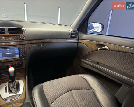 Черный Мерседес Е-Класс, объемом двигателя 4 л и пробегом 237 тыс. км за 7999 $, фото 11 на Automoto.ua