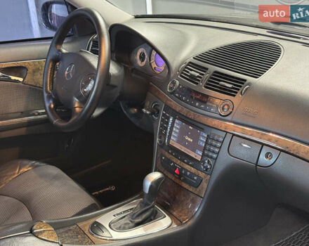 Черный Мерседес Е-Класс, объемом двигателя 4 л и пробегом 237 тыс. км за 7999 $, фото 21 на Automoto.ua