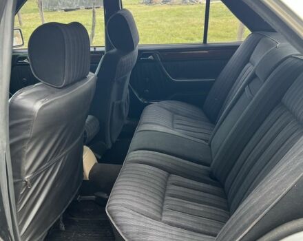 Черный Мерседес Е-Класс, объемом двигателя 3.2 л и пробегом 375 тыс. км за 1850 $, фото 9 на Automoto.ua