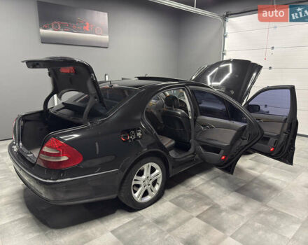 Черный Мерседес Е-Класс, объемом двигателя 4 л и пробегом 237 тыс. км за 7999 $, фото 30 на Automoto.ua