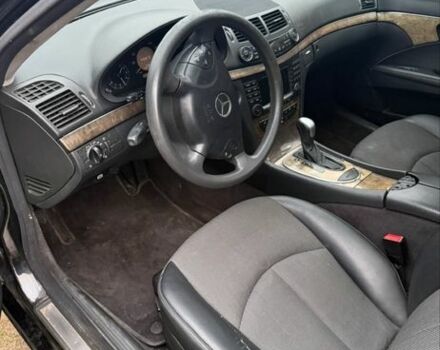 Черный Мерседес Е-Класс, объемом двигателя 2.2 л и пробегом 350 тыс. км за 3200 $, фото 4 на Automoto.ua