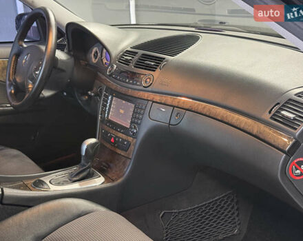 Черный Мерседес Е-Класс, объемом двигателя 4 л и пробегом 237 тыс. км за 7999 $, фото 24 на Automoto.ua