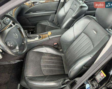 Черный Мерседес Е-Класс, объемом двигателя 5.5 л и пробегом 210 тыс. км за 25000 $, фото 15 на Automoto.ua