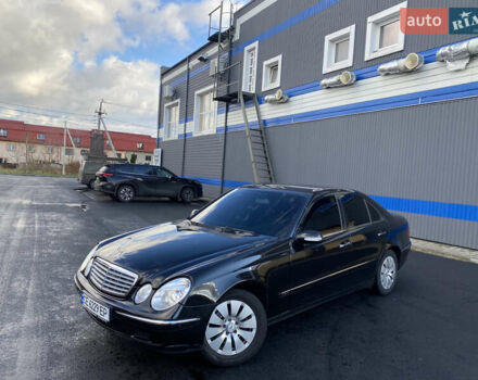 Черный Мерседес Е-Класс, объемом двигателя 3.2 л и пробегом 300 тыс. км за 6900 $, фото 1 на Automoto.ua