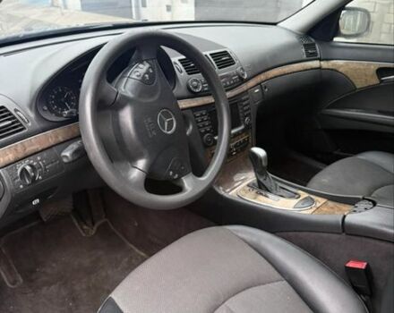 Черный Мерседес Е-Класс, объемом двигателя 2.2 л и пробегом 350 тыс. км за 3200 $, фото 2 на Automoto.ua