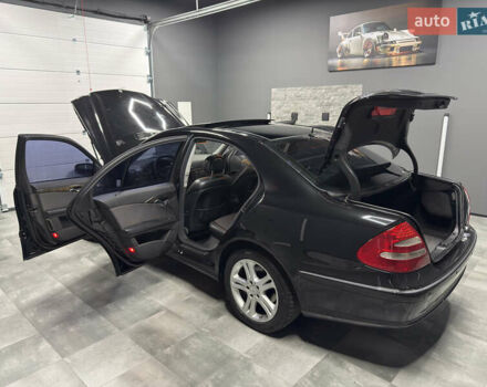 Черный Мерседес Е-Класс, объемом двигателя 4 л и пробегом 237 тыс. км за 7999 $, фото 29 на Automoto.ua